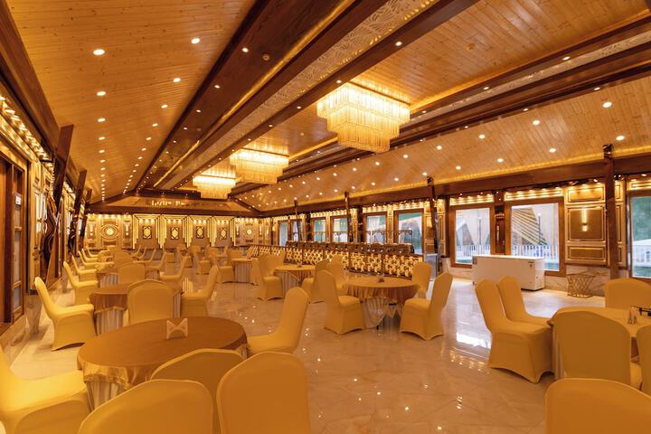 Ballroom/Hall 64 of 91