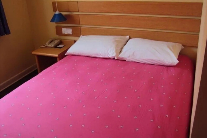 Room 6 of 17