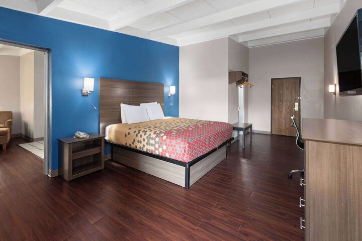 1 King Bed (8 of 10)