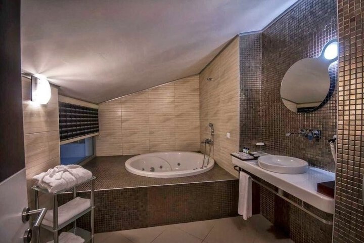 Room 5 of 6