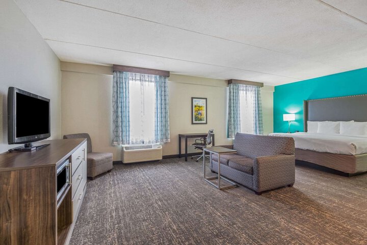 1 King Bed Executive Accessible Room (6 of 16)