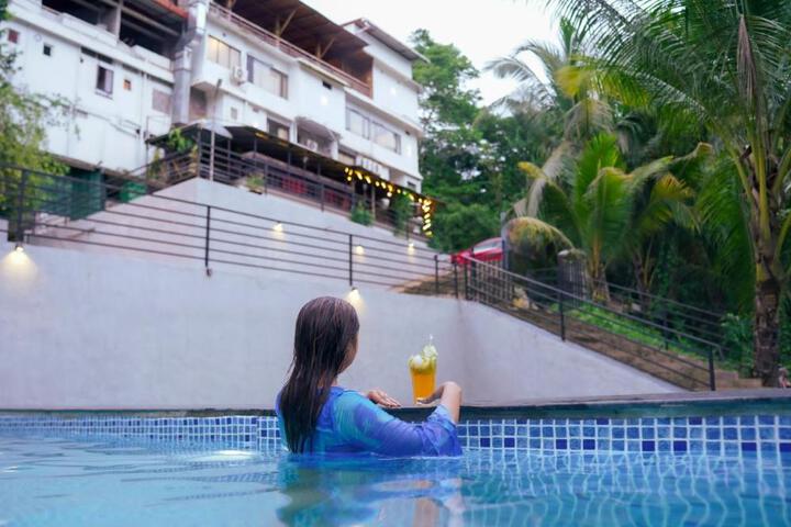 Hotel Driftwood with Swimming Pool