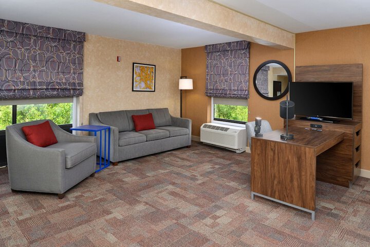 1 Queen Bed (9 of 20)