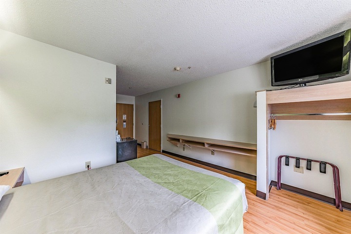 Room 15 of 33