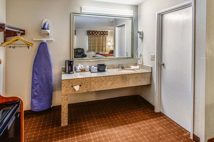 1 King Bed (7 of 9)