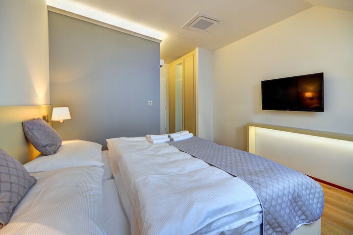 Room 10 of 25