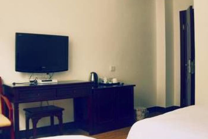 Room 8 of 12
