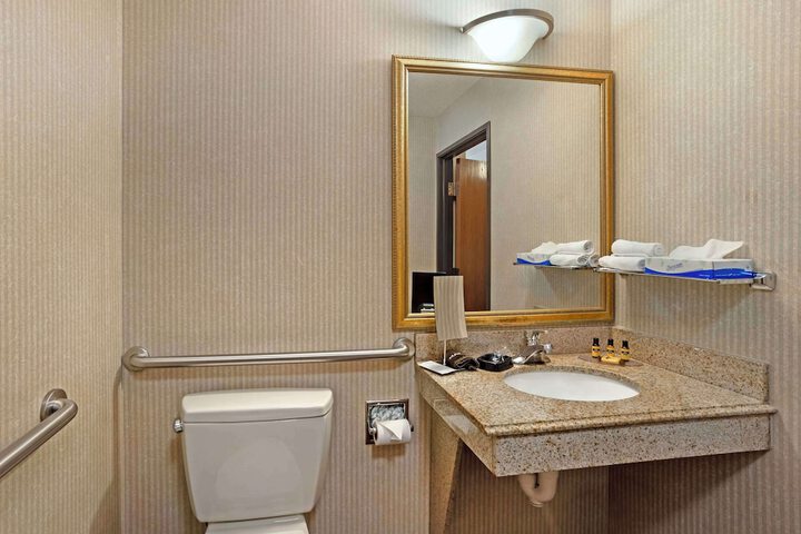1 King Accessible Comm Assist Roll in Shower Microwave, Refrigerator WiFi Full Breakfast (6 of 16)