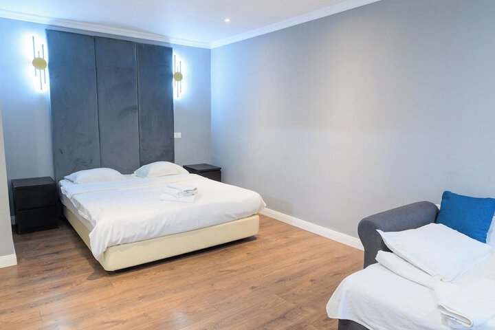 Room 12 of 25