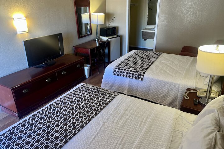 2 Queen Beds (3 of 12)