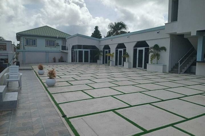 Luxeley Hotel and Suites