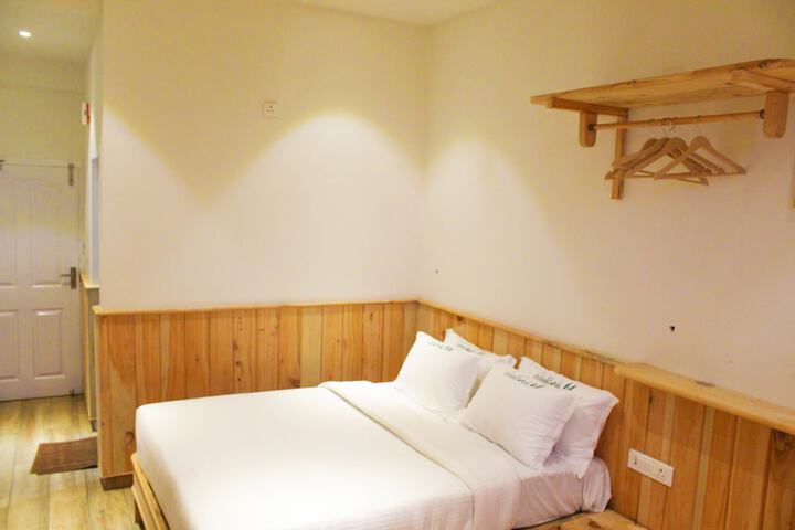 Room 8 of 33