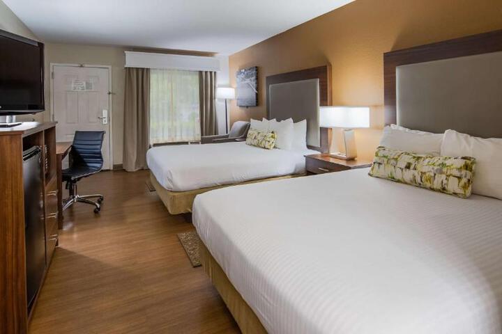 2 Queen Beds Microwave and Refrigerator WiFi Full Breakfast (5 of 7)