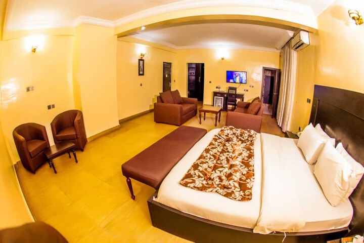 Room 16 of 38