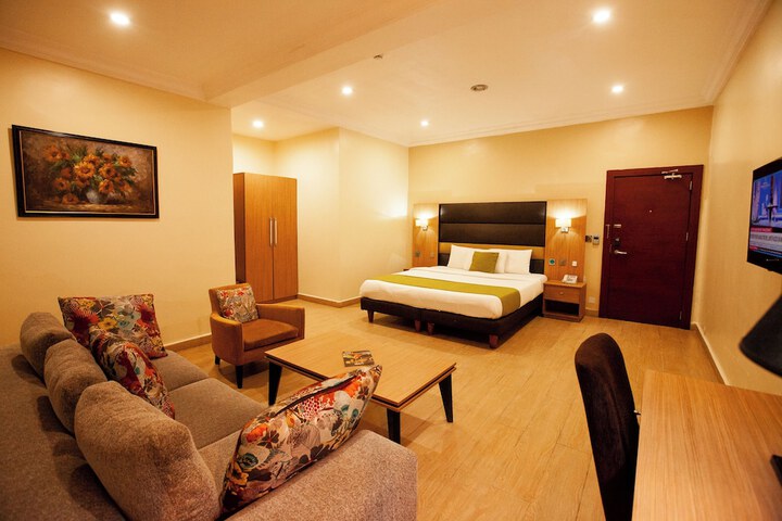 Room 6 of 11
