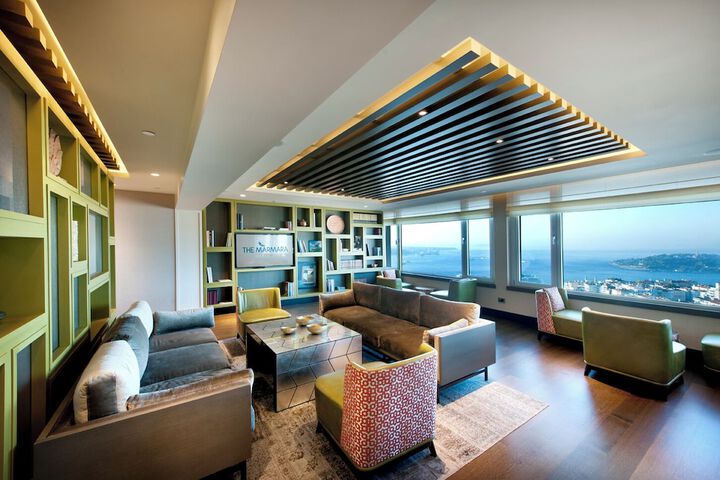 Lounge 51 of 54