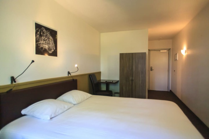 Room 10 of 43