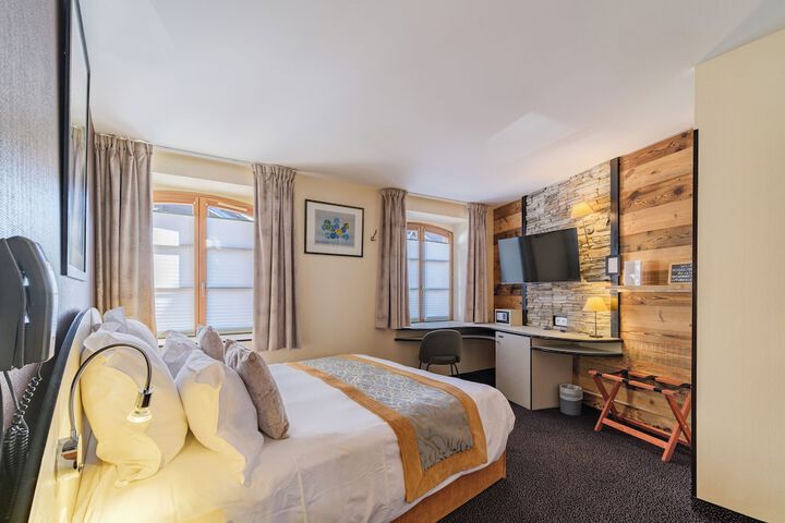 Room 5 of 28