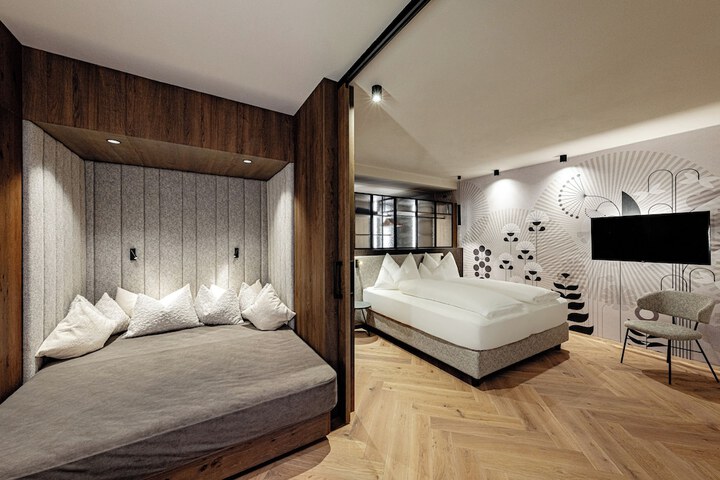 Room 9 of 76