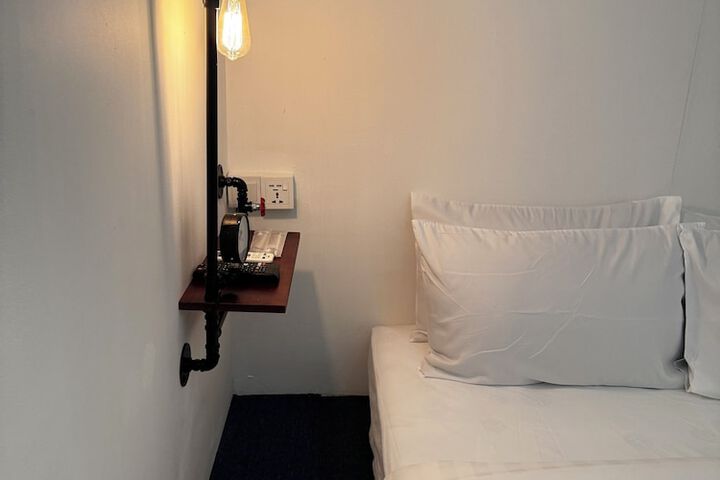 Room 6 of 122