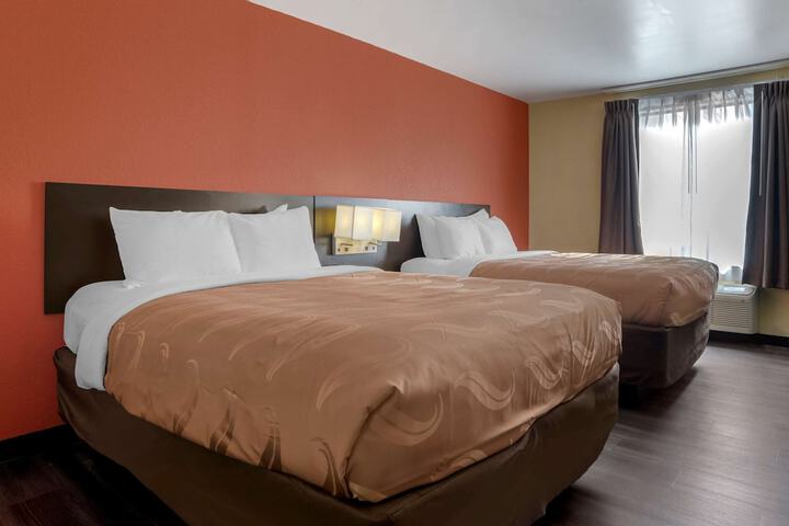 2 Queen Beds (1 of 6)