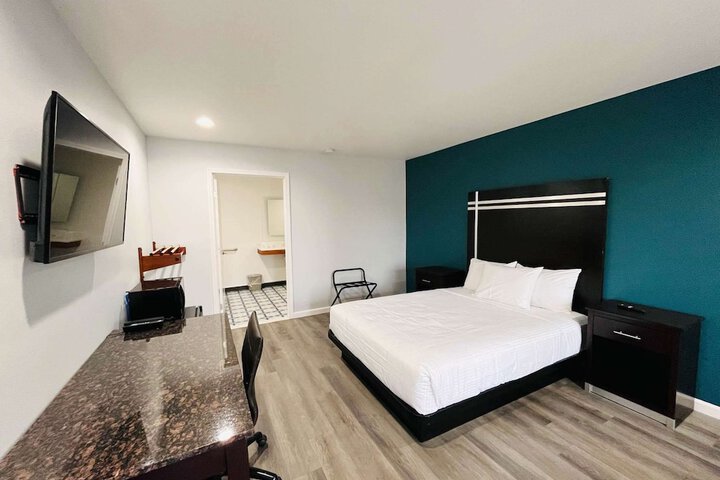 1 Queen Bed | Mob Accessible Roll in Shower Micfridg (5 of 25)