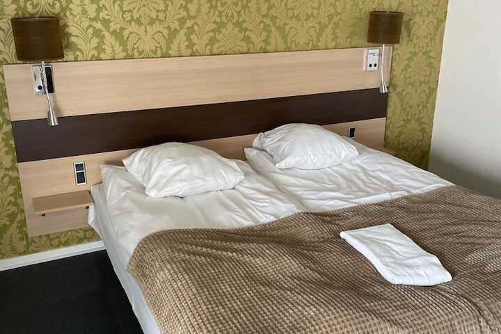 Room 10 of 33