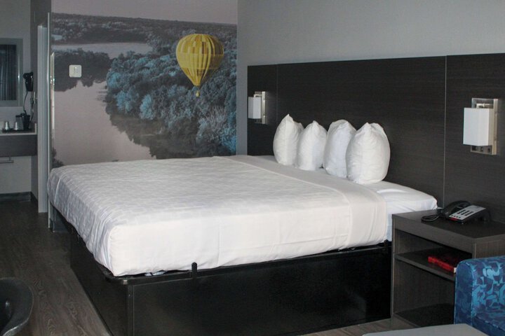 1 King Bed (5 of 10)
