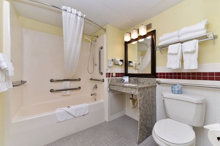 2 Queen Beds Mobility Accessible Deluxe Room Roll in Shower (4 of 11)