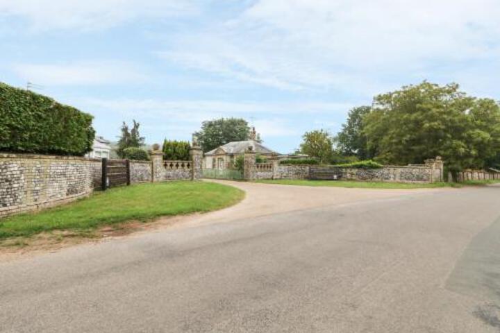 18 Lake View Norwich