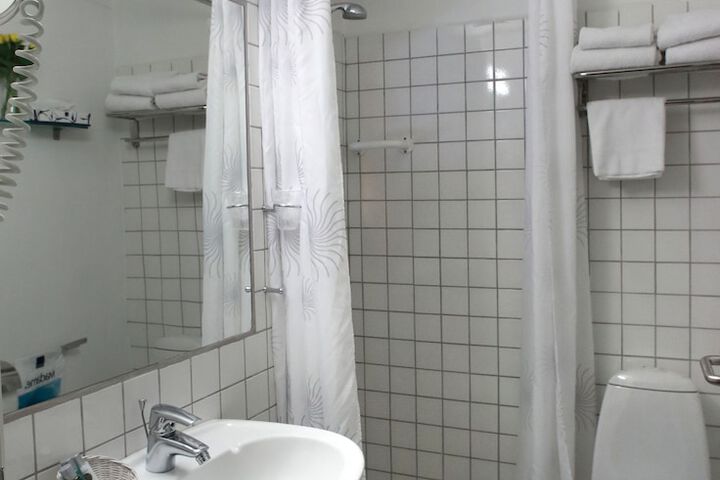 Room 50 of 76