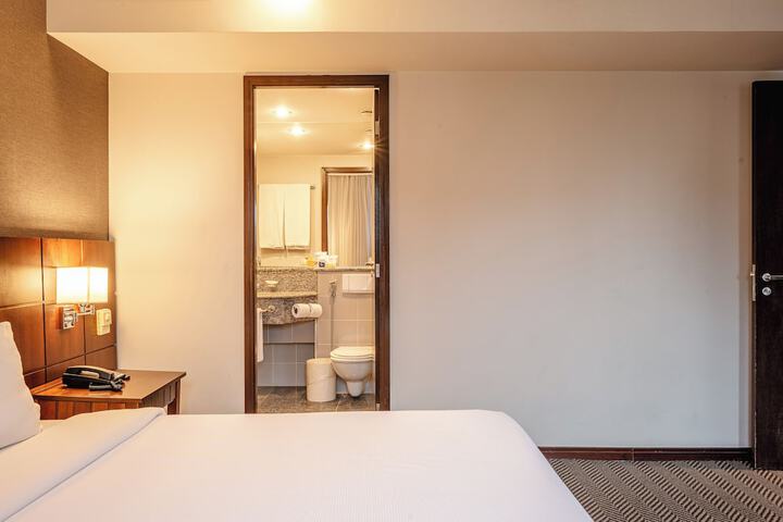 Room 52 of 240