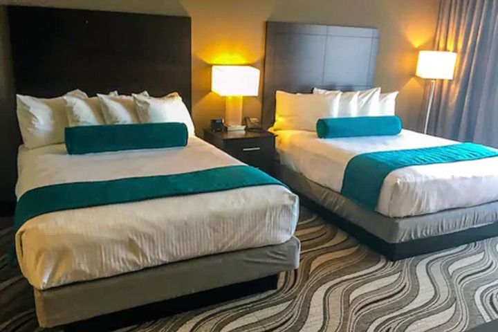 2 Queen Beds (3 of 5)
