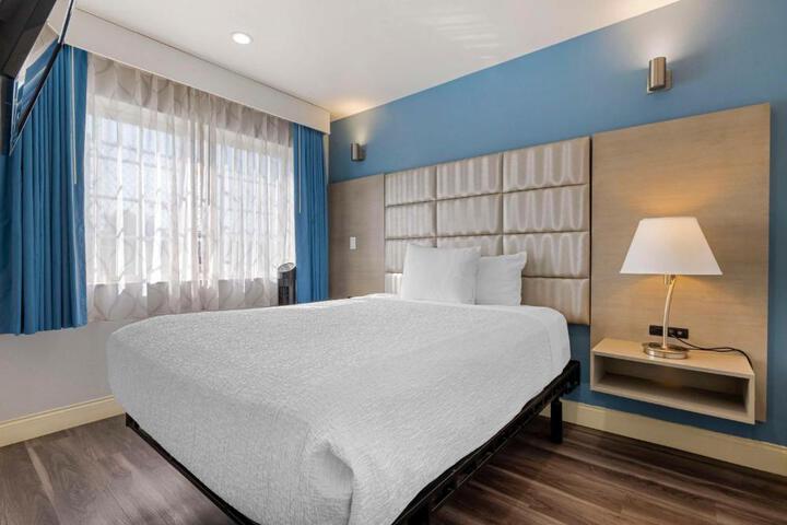 1 King Bed Refrigerator WiFi Full Breakfast (6 of 25)