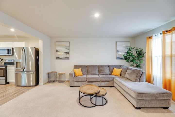 Sunlit Milford Townhome 2 Mi to Riverwalk!