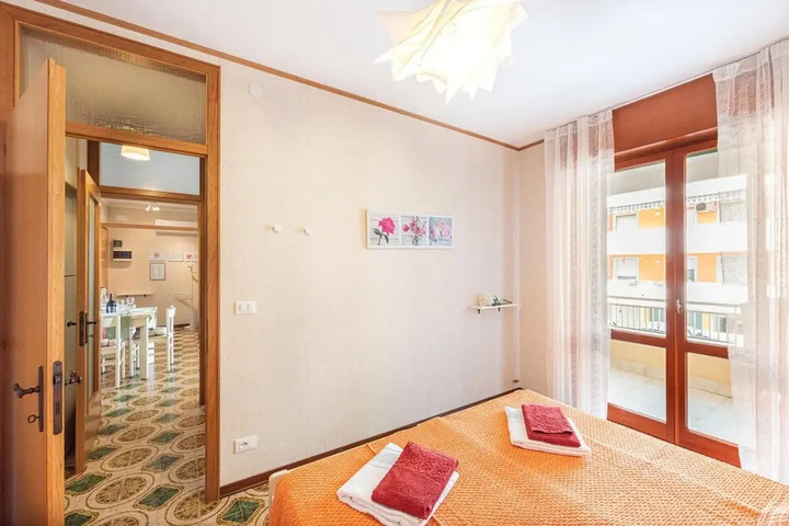 Room 4 of 12
