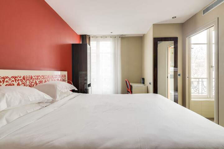 Room 9 of 42