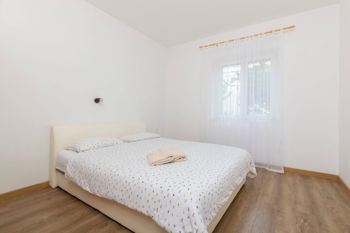 Room 2 of 27