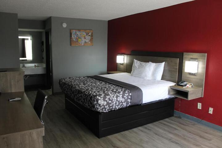 1 King Bed (13 of 17)
