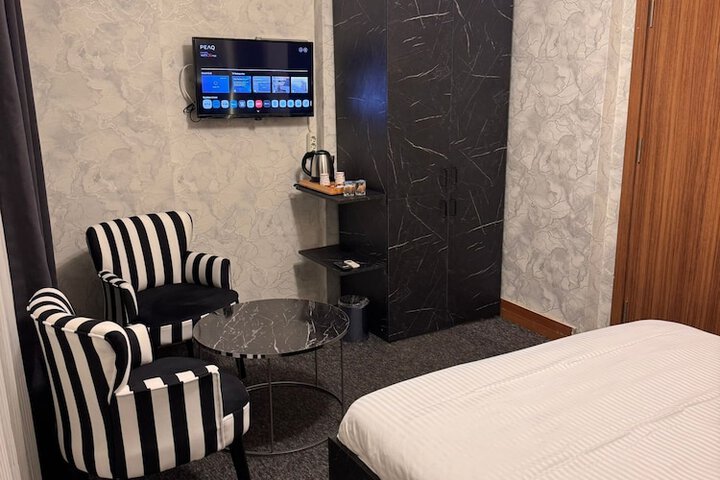 Room 6 of 20