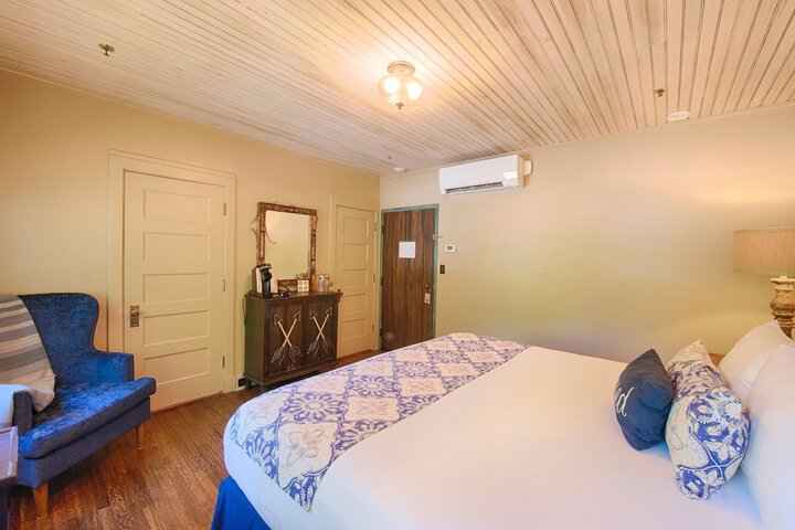 Room 8 of 243