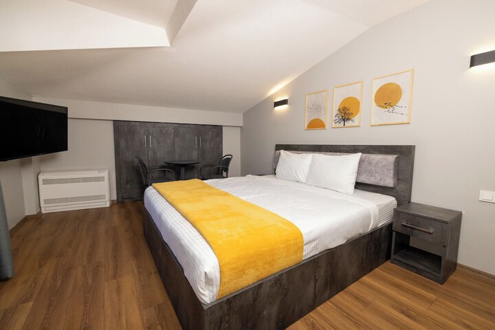 Room 9 of 25