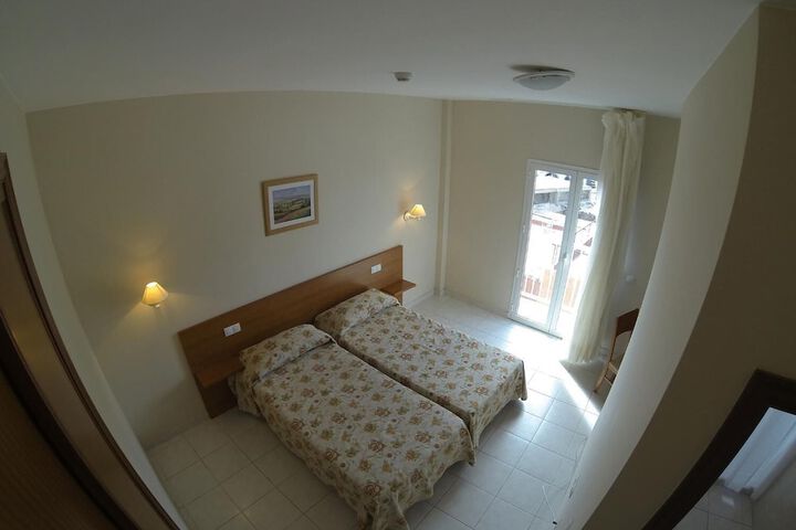 Room 6 of 30