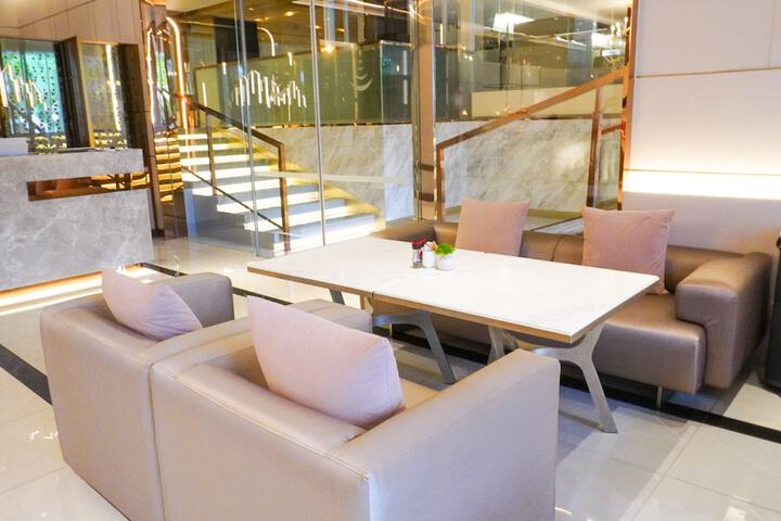 Lounge 111 of 133