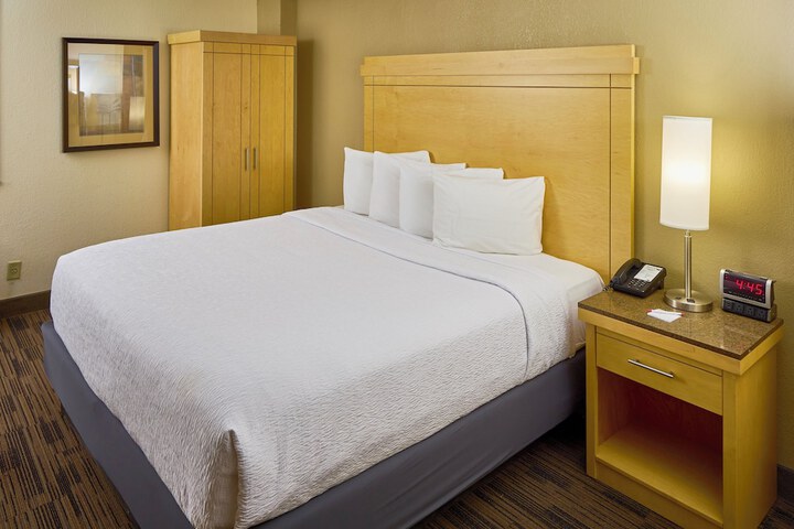 Economy King Bed (4 of 6)