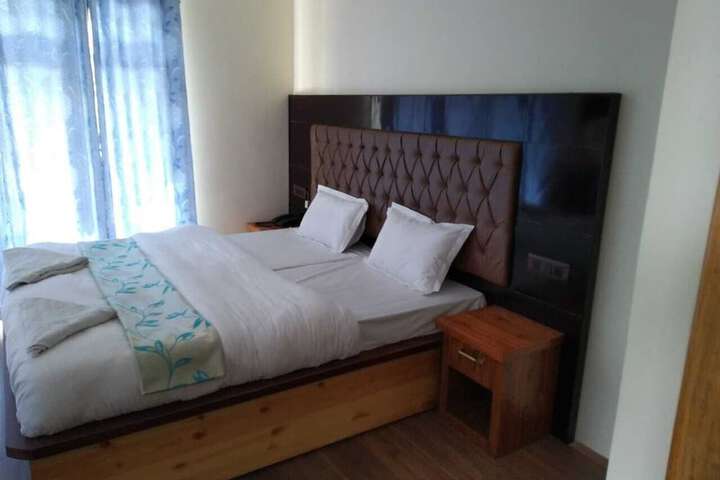 Room 6 of 9
