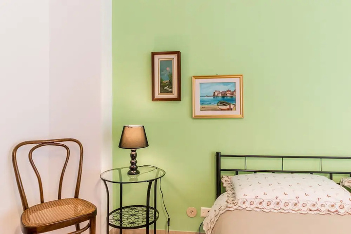 Room 4 of 18