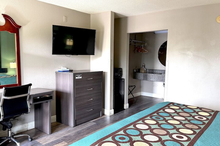 Room 8 of 14