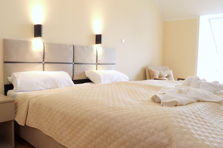 Room 10 of 28