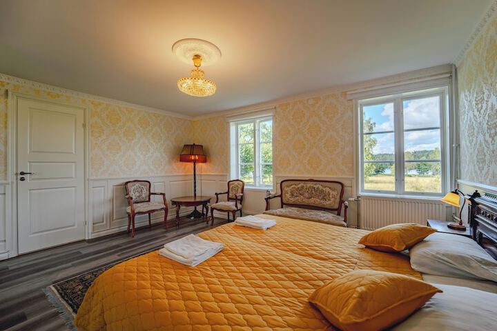 Room 103 of 148
